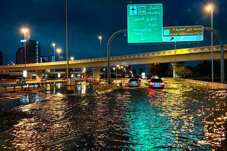 Alluvione nel deserto, fiumi d'acqua in aeroporto Dubai