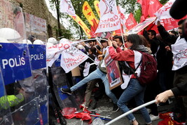 Scontri dimostranti-polizia a Istanbul per il Primo Maggio