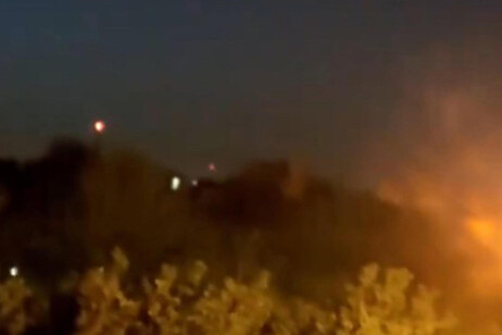 Un fermoimmagine con il momento in cui la difesa aerea iraniana ha abbattuto mini quadricotteri